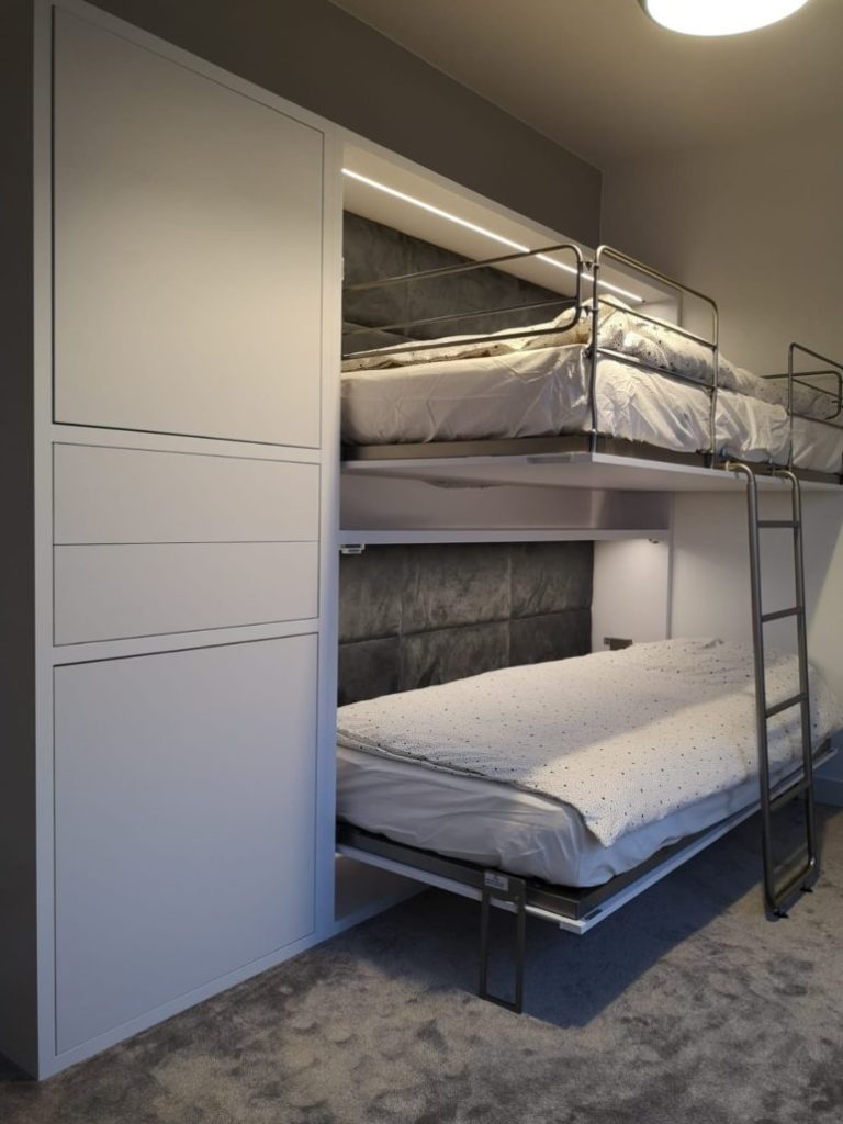 łóżko piętrowe chowane w szafie