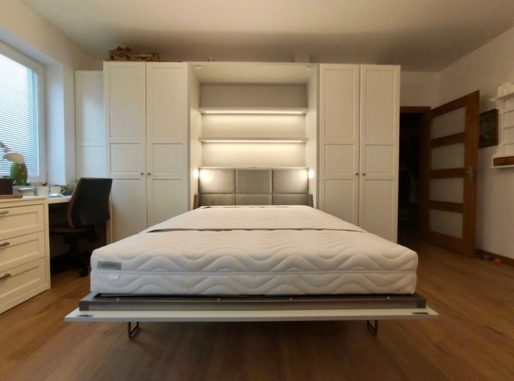 sypialnia IKEA i łóżko w szafie