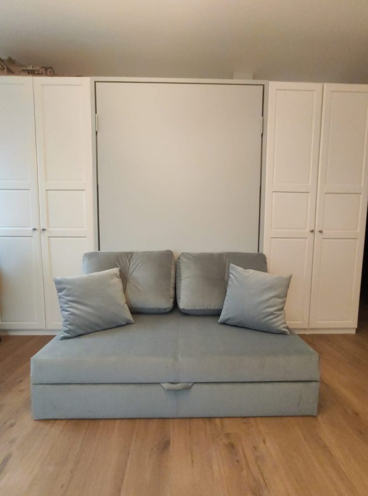 Ikea łóżko w szafie z sofą